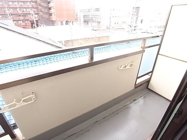 Balcony. Laundry is also safe on the south-facing balcony ☆ Day pat