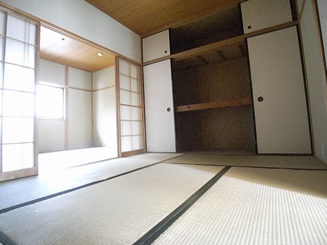 Other room space. In equipped big closet upper closet in the Japanese-style room ~ To