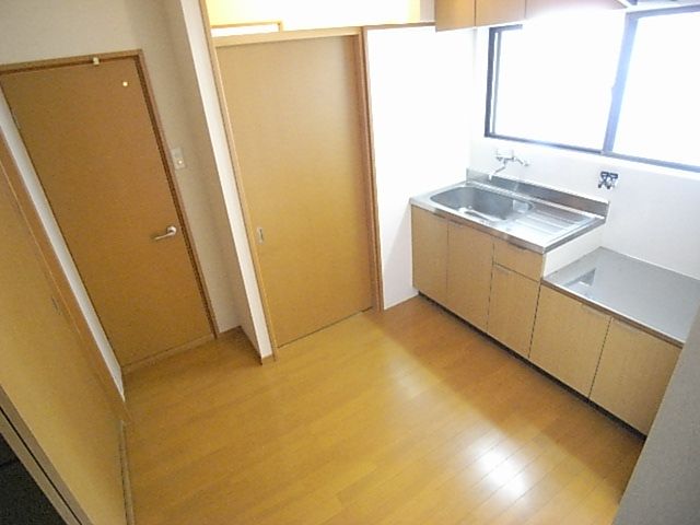 Living and room. In renovated to clean flooring ~ To ☆