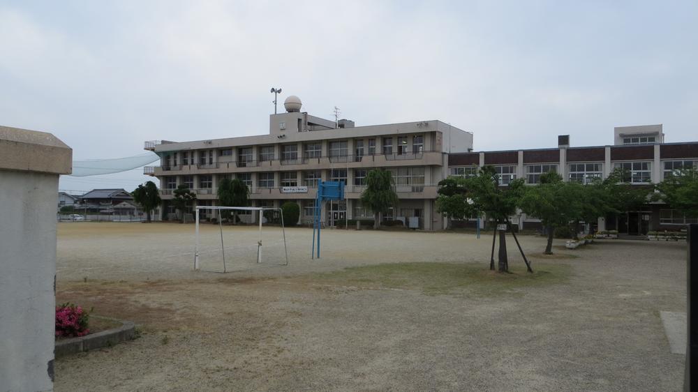 Primary school. Yamatotakada stand Dongo to elementary school 417m