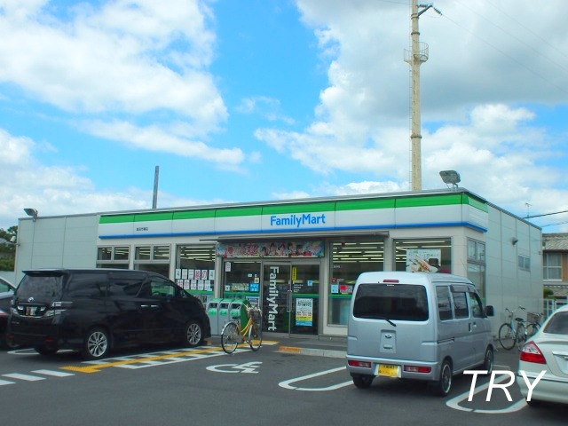 Convenience store. FamilyMart Takada market store up (convenience store) 829m