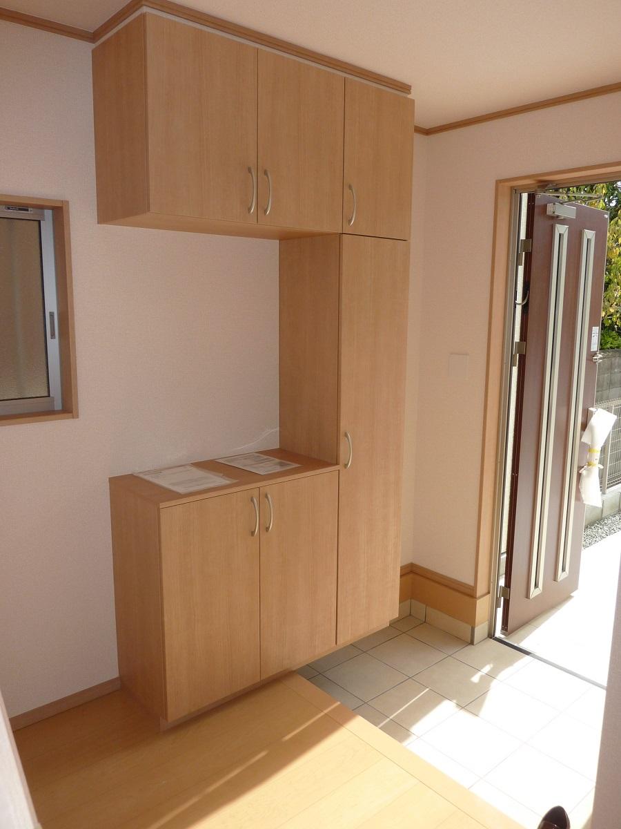 Entrance. Spacious porch to the south entrance