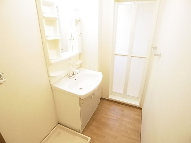 Washroom. Shampoo dresser also probably comfortable if there pat