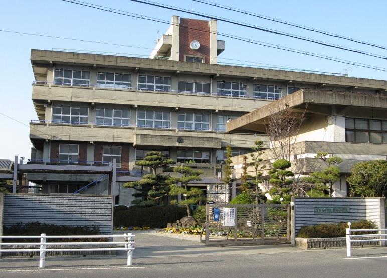 Primary school. Yamatotakada until the Municipal Mausoleum Nishi Elementary School 886m