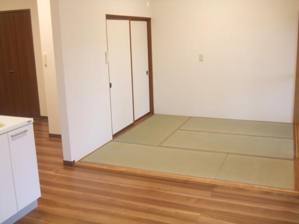 Other introspection. Peace of mind is possible to cook while watching the children's there is a tatami corner next to the kitchen