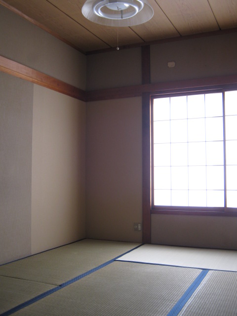 Living and room. Japanese-style room is also 2 room