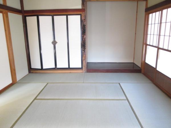 Non-living room. Tatami also clean Omotegae