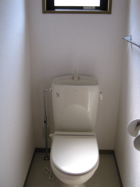 Toilet. A window in the toilet ~  ☆ bright!!