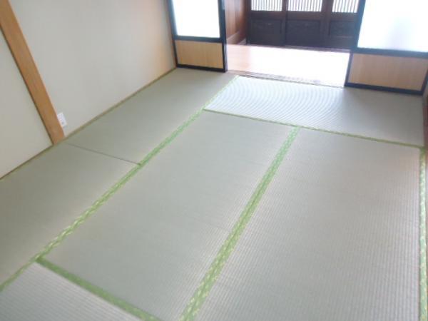Non-living room. All tatami has Omotegae