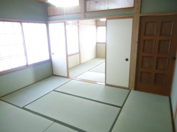 Non-living room. There are also between twenty-two floor Japanese-style room
