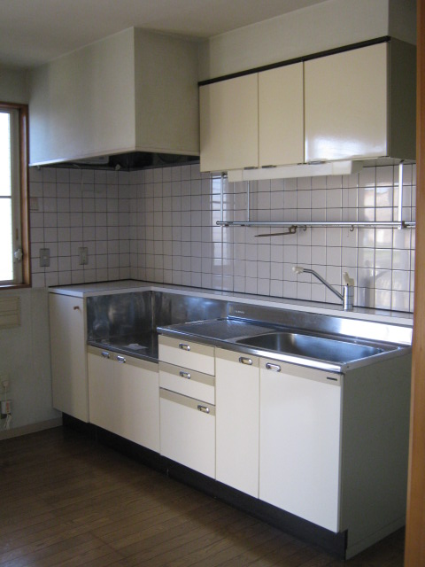 Kitchen. Also spacious kitchen