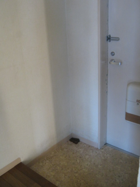 Entrance. It is likely to put Toka shelf to put the shoes