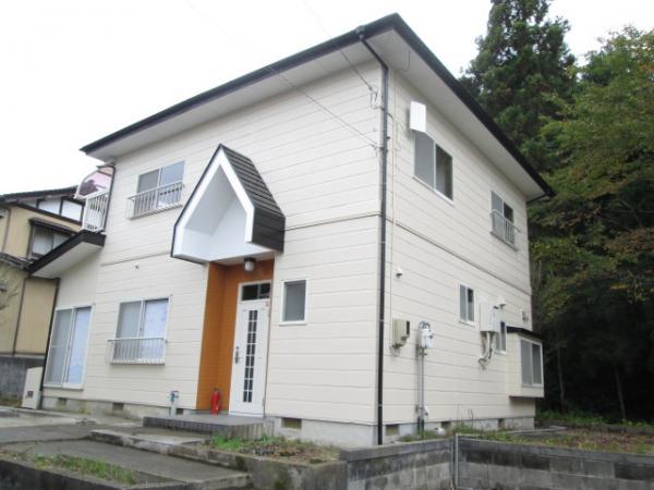 Local appearance photo. A quiet residential area spread in nature