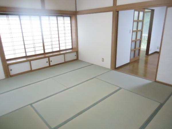 Non-living room. It is a pleasant Japanese-style tatami smell of