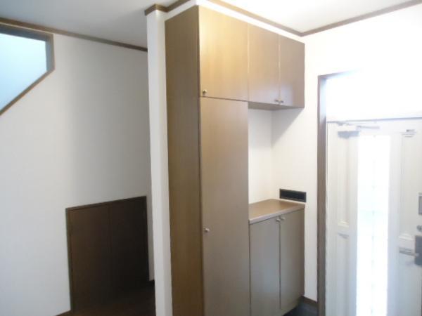 Entrance. Also neat storage many shoes