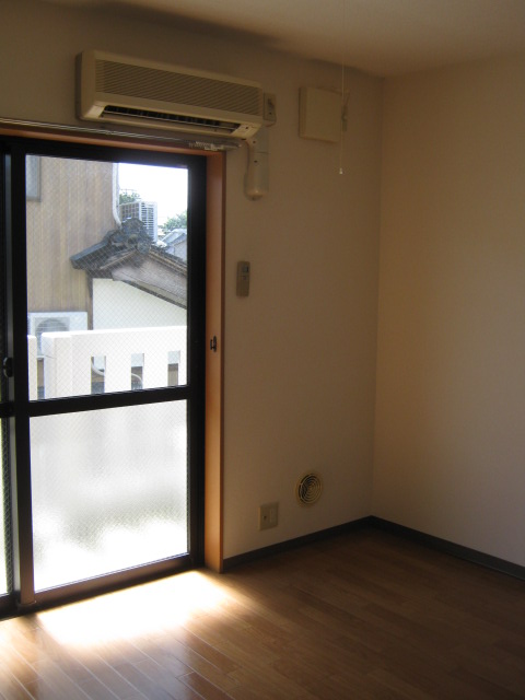 Living and room. Has led to the kitchen is a 6-tatami rooms