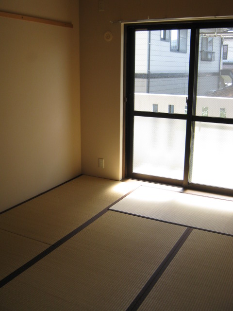 Other room space. Next to the Western-style is Japanese-style
