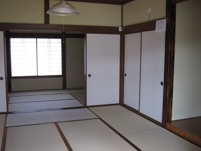 Living and room. Japanese-style room 8 quires ・ 6 Pledge looks wide