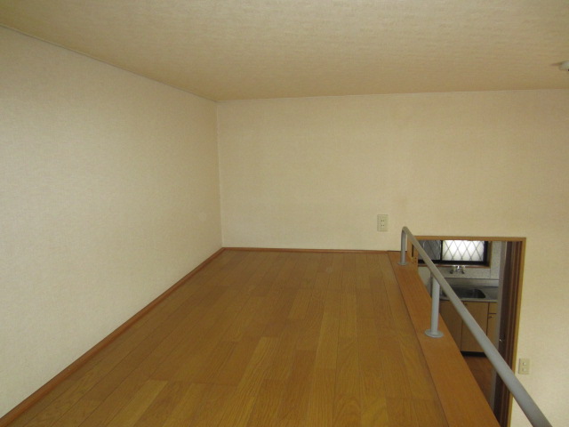Other room space. Spread of loft