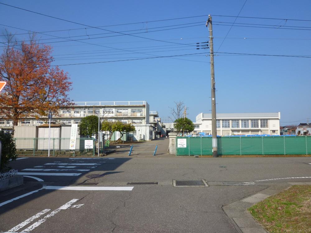 Primary school. Kasugashinden until elementary school 860m