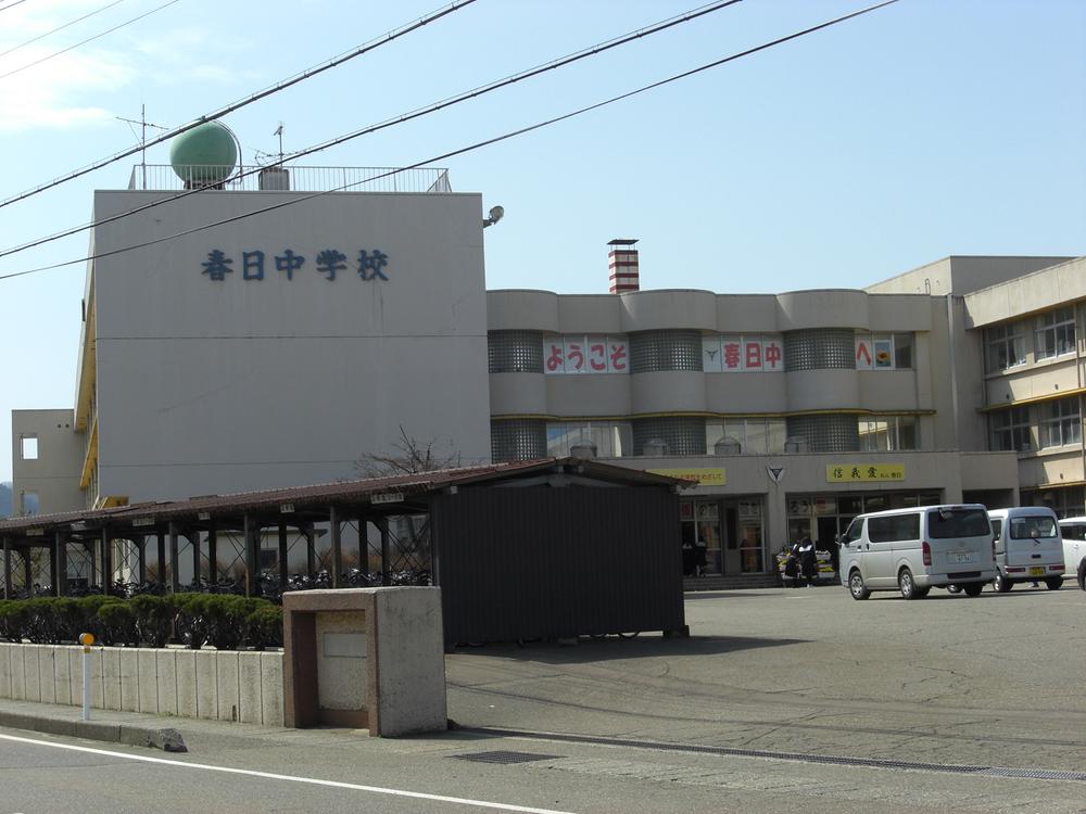 Junior high school. Ground is also Hiroi junior high school near 3000m Joetsu New Town to the Kasuga Junior High School!