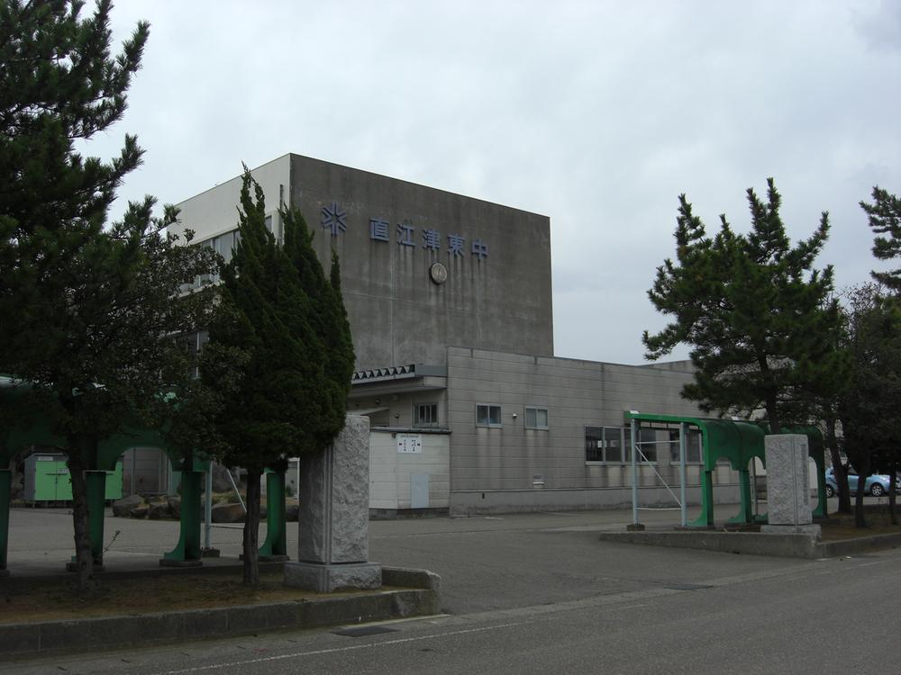 Junior high school. Naoetsu to East Junior High School is located in a place within walking distance along the 800m 8 Line!