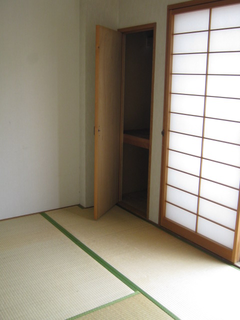 Living and room. It has changed from the Japanese-style Western-style