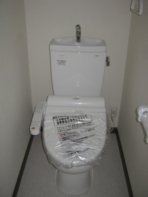 Toilet. It is a warm water washing toilet seat! ! 
