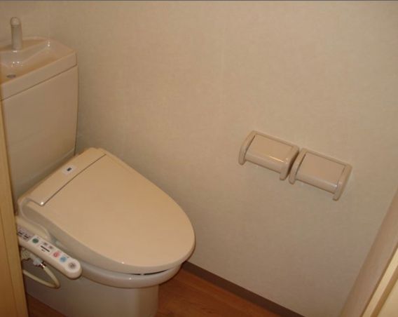 Toilet. Warm water washing toilet seat! Yes !!!!
