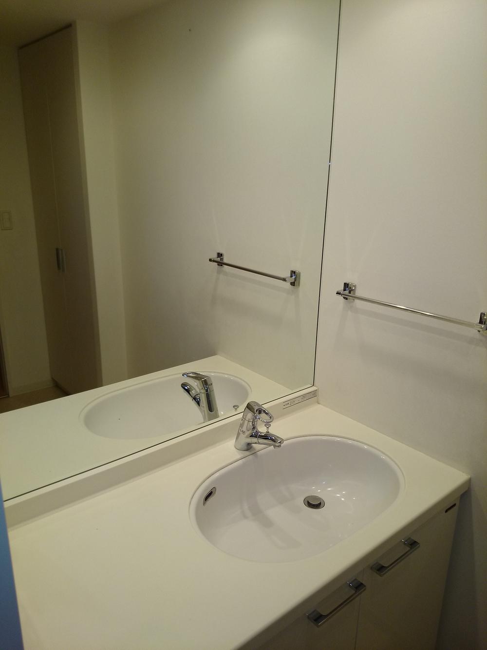 Wash basin, toilet. Large vanity mirrors