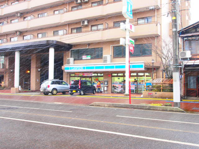 Convenience store. 1m to Lawson Nagaoka Omotemachi store (convenience store)