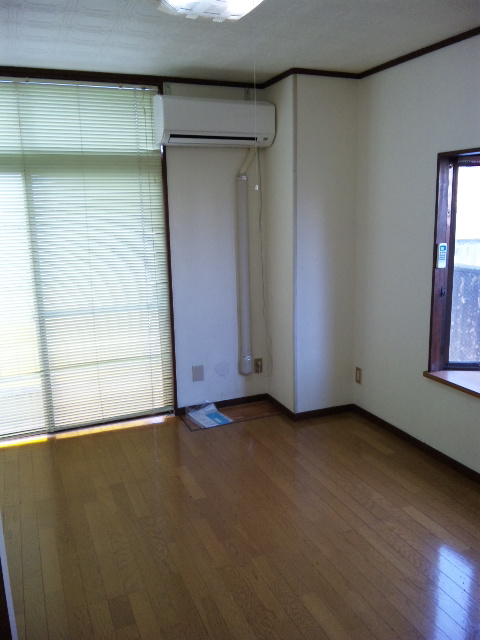 Living and room. There is also the case of the Japanese-style room. Please check. 