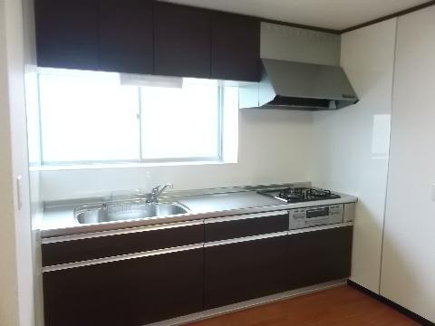 Kitchen. Has been replaced with a new LIXIL made kitchen