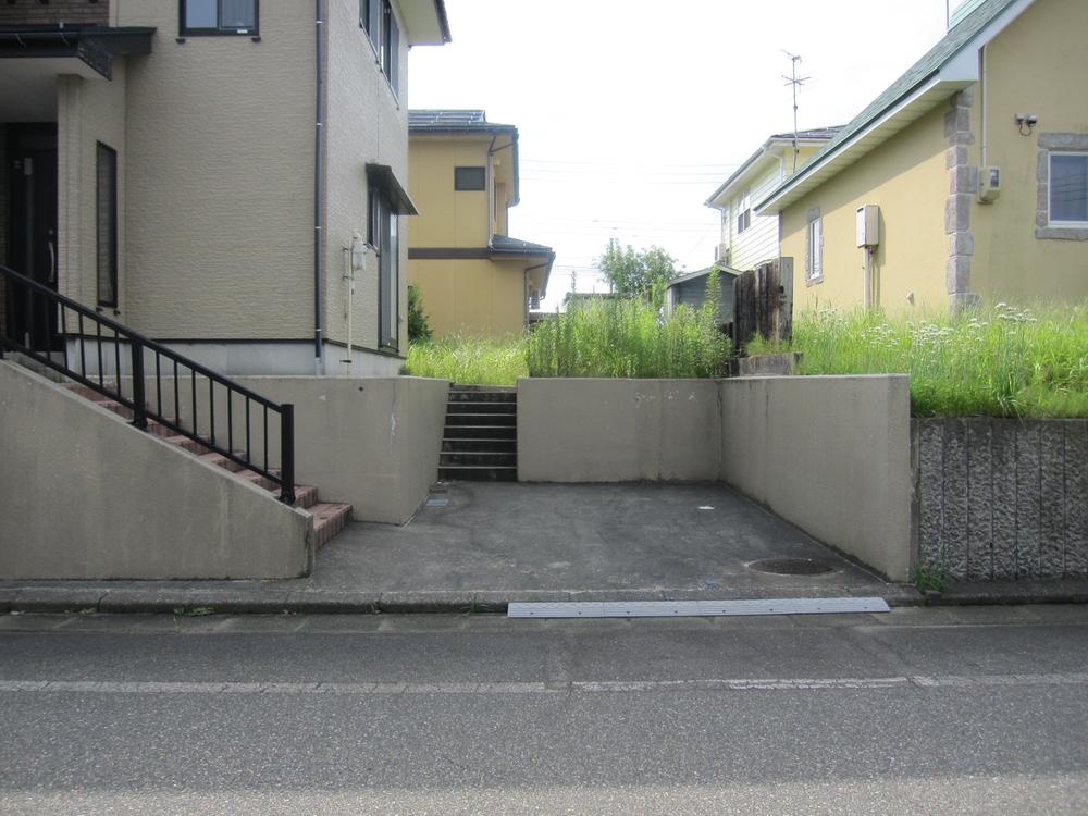 Parking lot. One parking Allowed