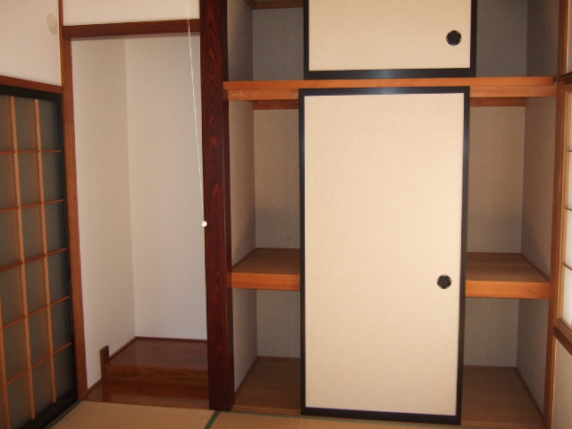 Receipt. 6-mat Japanese-style room storage