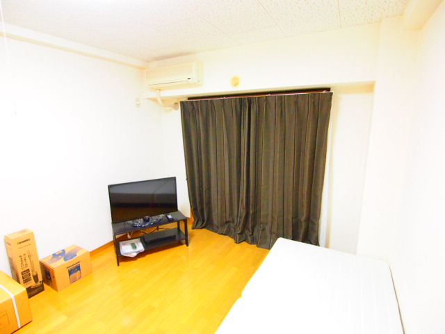 Living and room. tv set ・ Air conditioning ・ bed ・ Curtain attaches. 