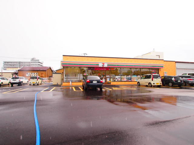 Convenience store. Seven-Eleven Japan Red Cross-cho store (convenience store) to 200m