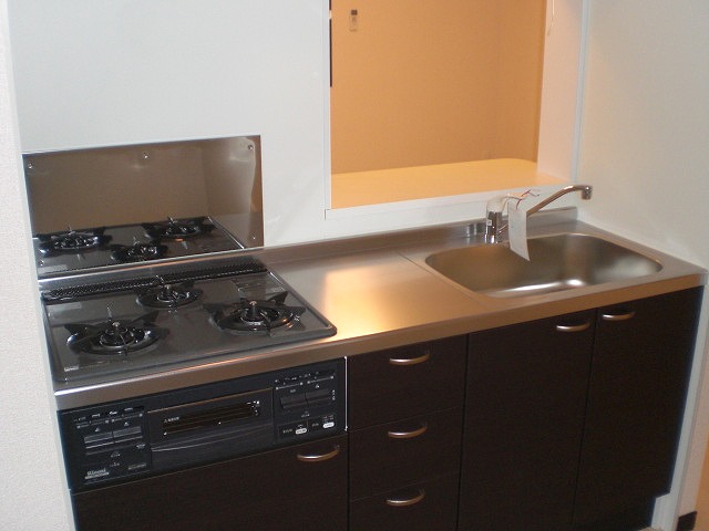 Kitchen. 3-burner stove