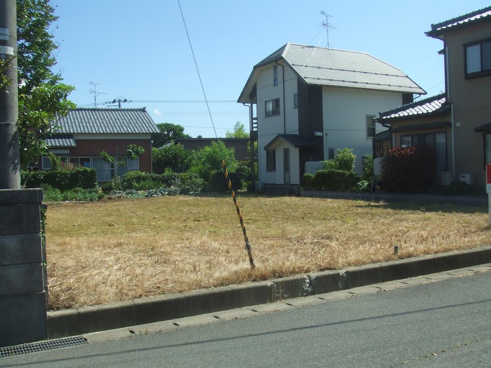 Local photos, including front road. Local land photos (June 2013)