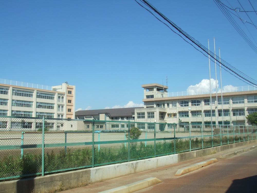 Primary school. 400m until forming elementary school