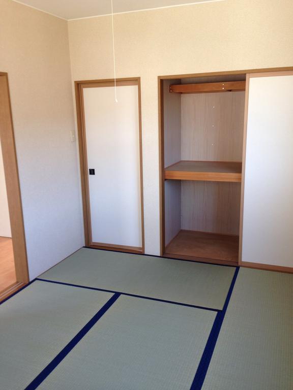Receipt. Japanese-style room (two entrances ・ Closet storage)