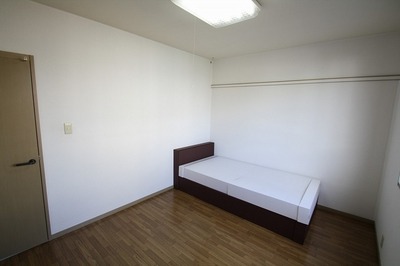Living and room. Single bed installation image