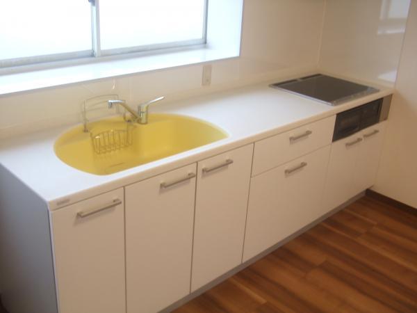 Kitchen. The new system kitchen is made of Yamaha, Worktop is easy to clean with artificial marble!