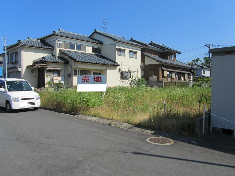 Local photos, including front road. Frontage 12.64m