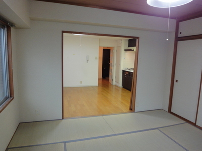 Living and room. Rumbling in the tatami! 