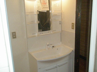 Washroom. Already exchange vanity also to new. 