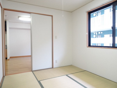 Living and room. There is also a Japanese-style room! 