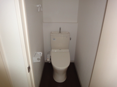 Toilet. It is a warm water washing toilet seat! ! 