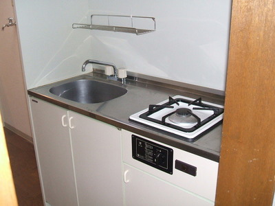 Kitchen. City gas 1 burner stove