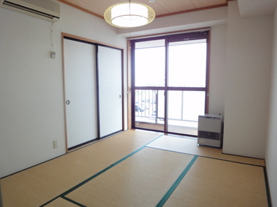 Living and room. Japanese-style room also bright on the south-facing! 